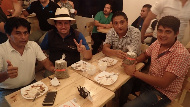 Carlos der Bauer links und José der Röster rechts nahmen 2h Dreckstrassen in Kauf um Rohkaffee zu holen, der in der Schweiz offeriert werden soll