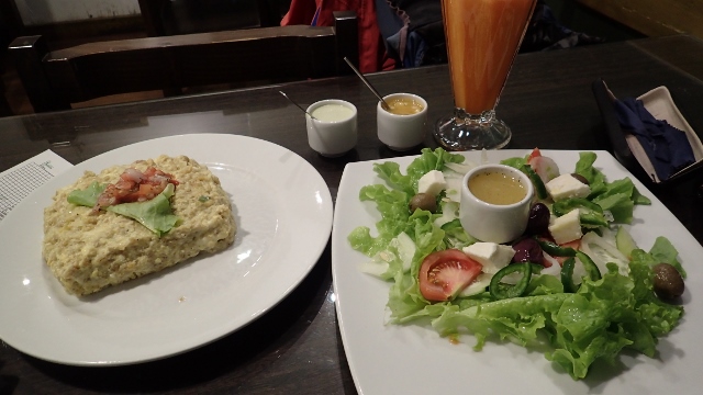 griechischer Salat und Tigrillo oertliche Spezialität